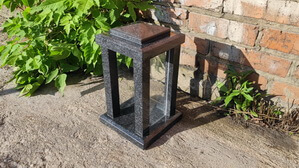 Лампада из гранита с прозрачными стеклами вид сбоку